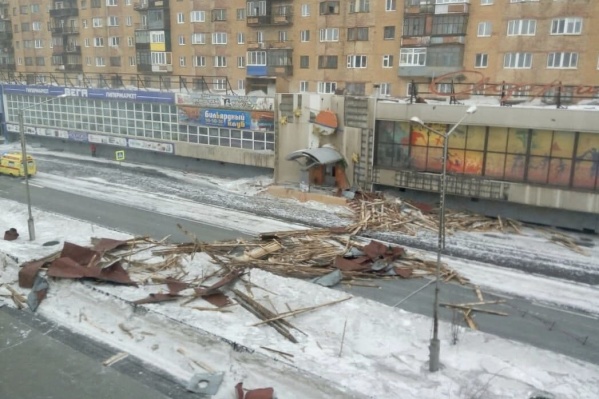 Кровля рухнула от порыва ветра Кровля рухнула от порыва ветра