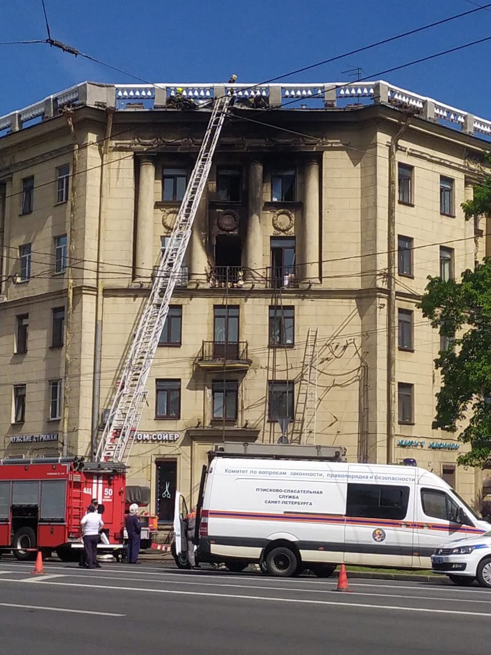 При пожаре на Стачек пострадали четверо: женщина и дети надышались угарным газом