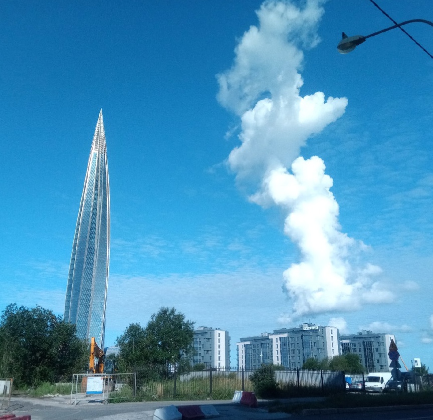 Странное облако встало над Петербургом. Горожане в недоумении, энергетики уверяют, что они ни при чём