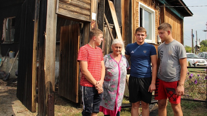 Жители Зауралья спасли пенсионерку с двумя внуками из горящего дома