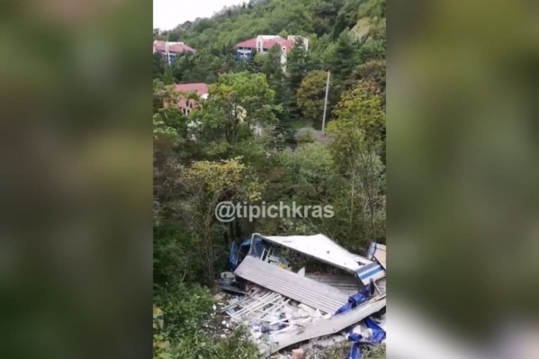 Фура упала с обрыва в лесной части Сочи Фура упала с обрыва в лесной части Сочи
