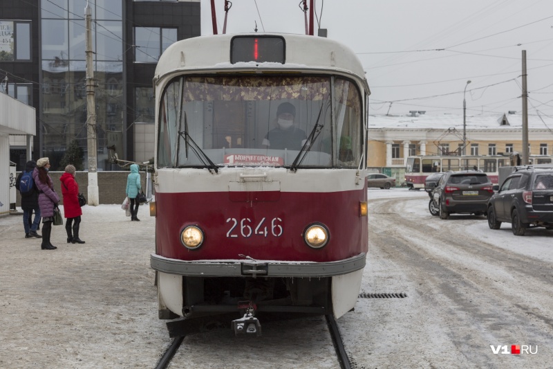 Пока автобусы и маршрутки буксуют в сугробах, на помощь людям пришли трамваи Пока автобусы и маршрутки буксуют в сугробах, на помощь людям пришли трамваи