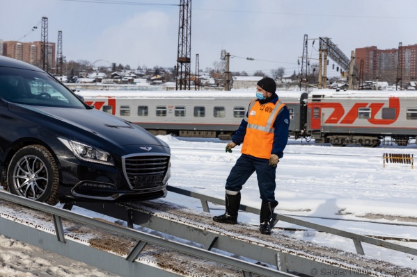 Красноярцы впервые воспользовались услугой автомобилевоза Красноярцы впервые воспользовались услугой автомобилевоза