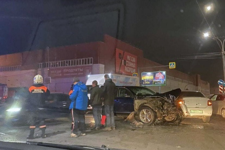 Авария произошла недалеко от остановки «Поселок РМЗ» Авария произошла недалеко от остановки «Поселок РМЗ»