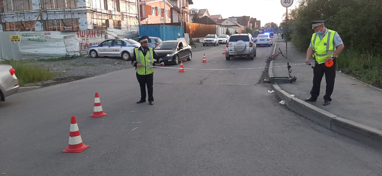 В Екатеринбурге два мальчика на электросамокате, переезжая через дорогу, врезались в Toyota RAV4