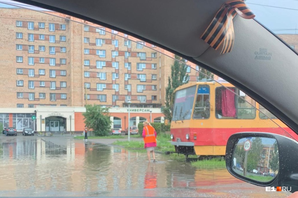 В нескольких районах Екатеринбурга из-за последствий ливня встали трамваи