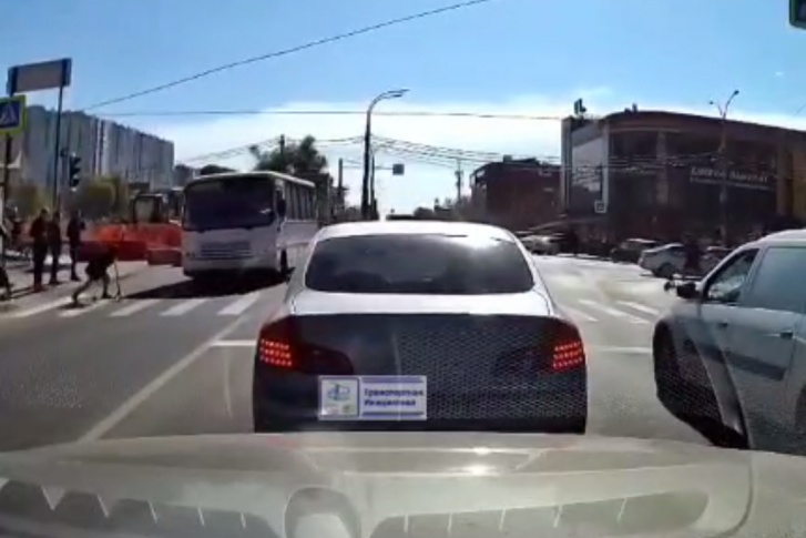 Момент ДТП попал на запись видеорегистратора Момент ДТП попал на запись видеорегистратора