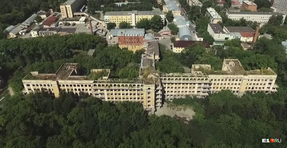 Губернатор попросил Мишустина исключить заброшенную больницу у Зеленой Рощи из списка памятников