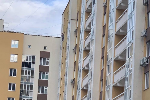 Девушка буквально висит на верхних этажах Девушка буквально висит на верхних этажах
