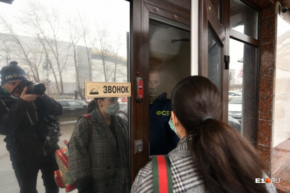 Обыски начались в восемь утра Обыски начались в восемь утра