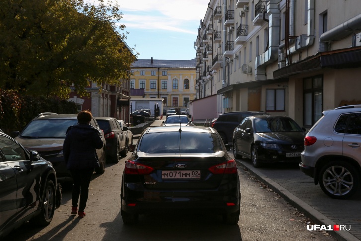 Парковка на тротуаре, перекрытие проездов — это так по-уфимски мило... Парковка на тротуаре, перекрытие проездов — это так по-уфимски мило...
