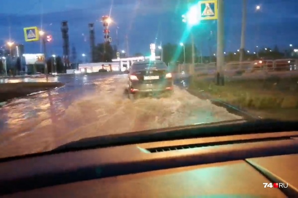 Дорога на Тополиной аллее превратилась в реку Дорога на Тополиной аллее превратилась в реку