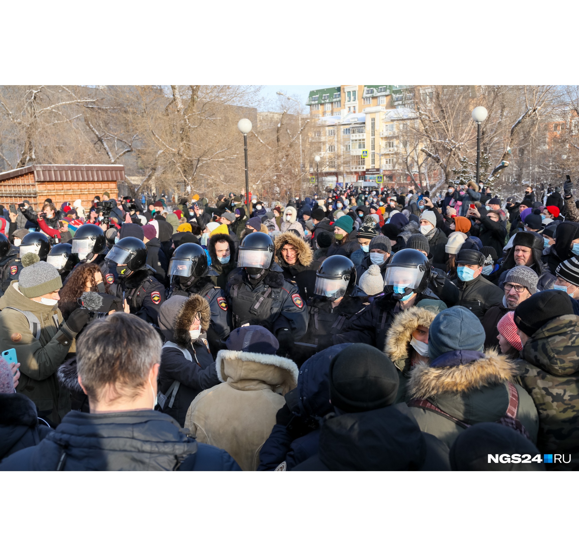 Они начали активно оттеснять протестующих Они начали активно оттеснять протестующих
