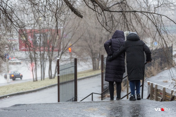 От вертикального положения до травмпункта сегодня отделяет всего один неосторожный шаг От вертикального положения до травмпункта сегодня отделяет всего один неосторожный шаг
