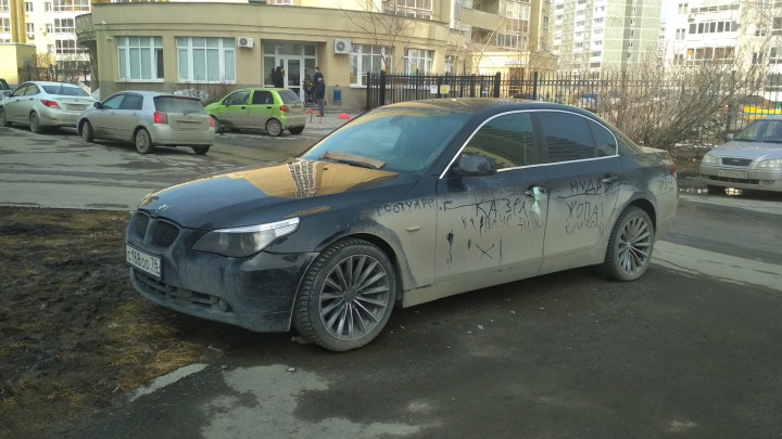 «Я паркуюсь как...»: в Екатеринбурге машины автохамов превращают в доски позора