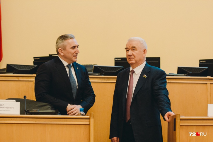 Проект бюджета в парламент вносил губернатор Тюменской области Александр Моор (слева), а депутаты под председательством Сергея Корепанова (справа) приняли его пока что в первом чтении Проект бюджета в парламент вносил губернатор Тюменской области Александр Моор (слева), а депутаты под председательством Сергея Корепанова (справа) приняли его пока что в первом чтении