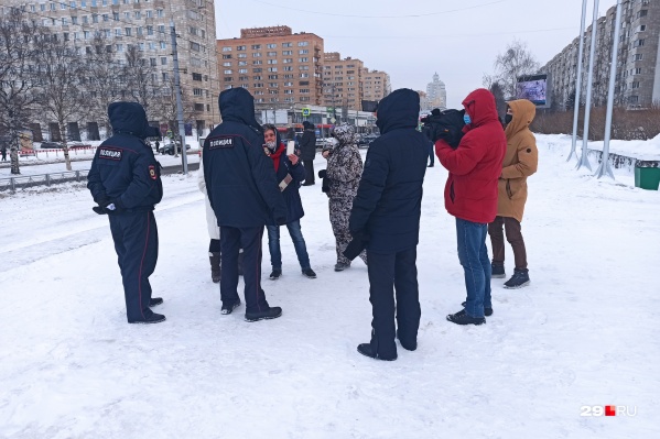 Сотрудники полиции объявляют собравшимся жителям города, что акция не согласована Сотрудники полиции объявляют собравшимся жителям города, что акция не согласована