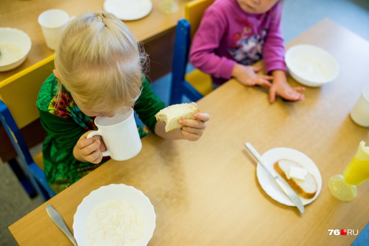 Власти решили, что детям удобнее будет съедать полдник и ужин за один раз