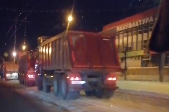 Уборочная техника стоит вместо того, чтобы чистить город Уборочная техника стоит вместо того, чтобы чистить город