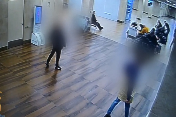 Момент встречи владельца машины и его подельника засняли камеры в аэропорту Момент встречи владельца машины и его подельника засняли камеры в аэропорту