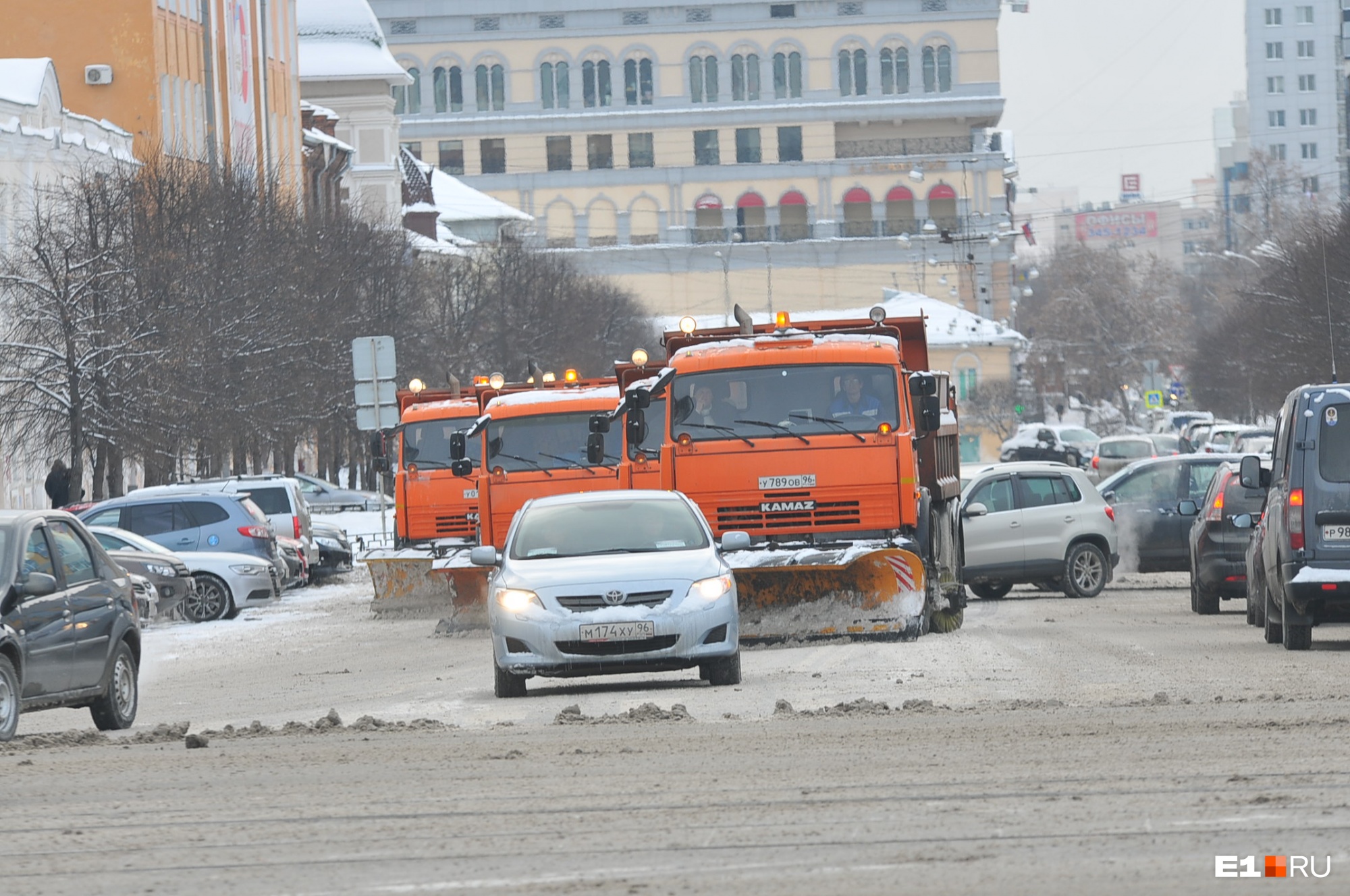 Что мешает чистить дороги в Екатеринбурге так же, как в Москве? Список проблем от вице-мэра