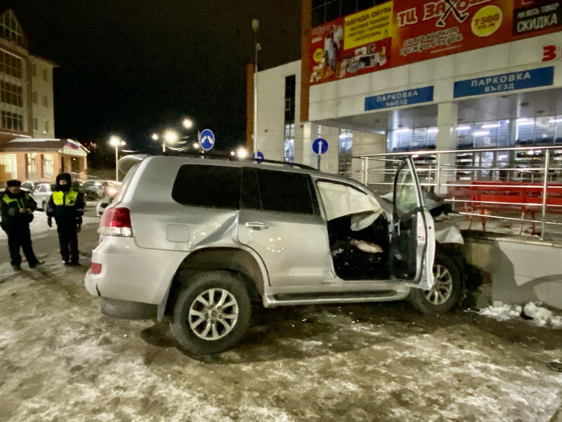 Land Cruiser влетел в крыльцо торгового центра, уходя от полиции в Новгороде.  Из четверых в машине погибли трое | 12.03.2021 | Санкт-Петербург -  БезФормата