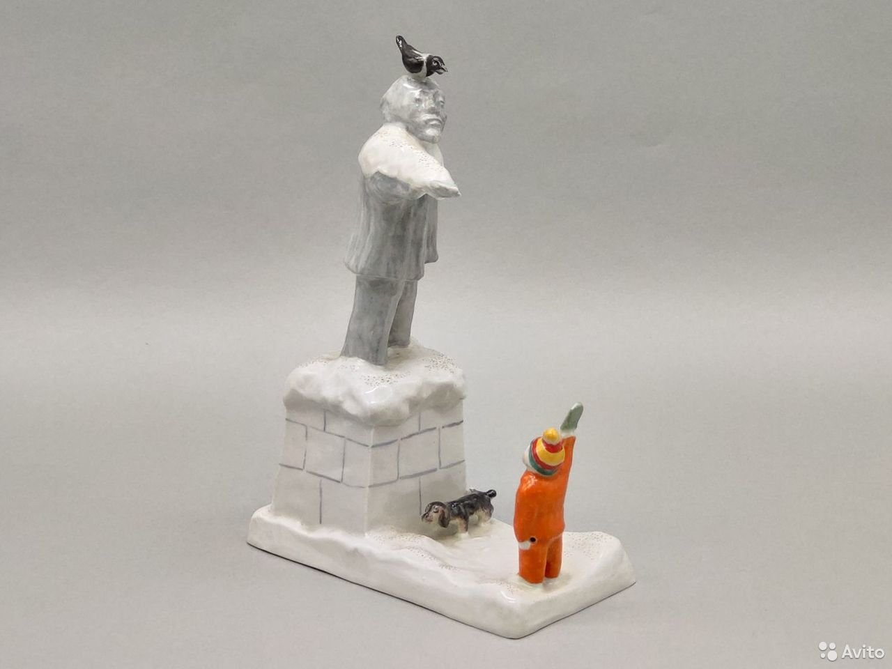 Фигурка «Кинутый идол», сделанная на Первомайском фарфоровом заводе Юрием Львовым, продается в антикварном магазине