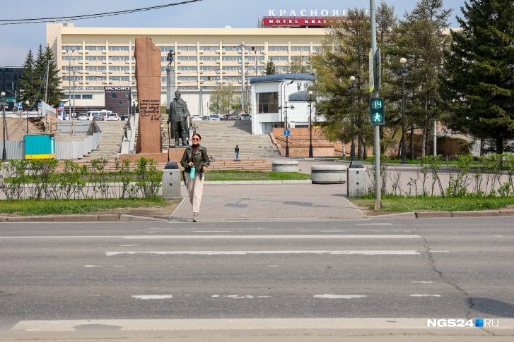 Сейчас пешеходы переходят на набережную через дорогу Сейчас пешеходы переходят на набережную через дорогу