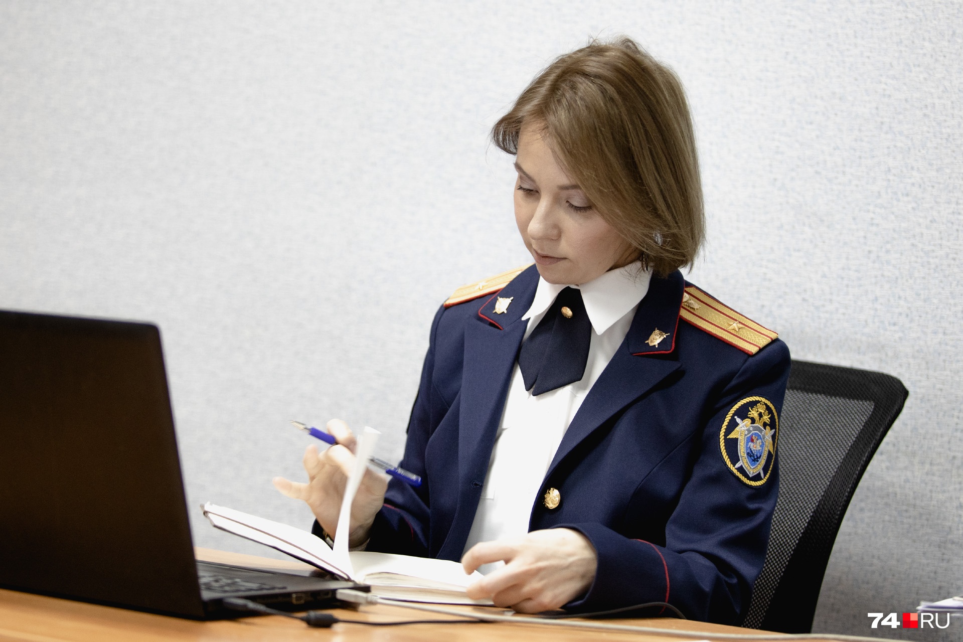 У Ксении Михайловой стаж работы в следственных органах 17 лет. Сегодня она в парадной форме — праздник же У Ксении Михайловой стаж работы в следственных органах 17 лет. Сегодня она в парадной форме — праздник же 
