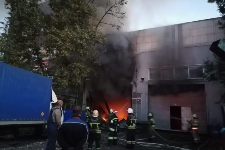 Огонь вспыхнул в восемь вечера Огонь вспыхнул в восемь вечера