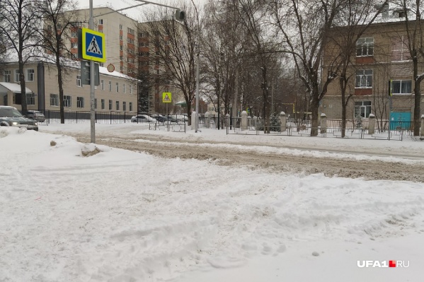 Добраться до пешеходного перехода — задача не из легких Добраться до пешеходного перехода — задача не из легких