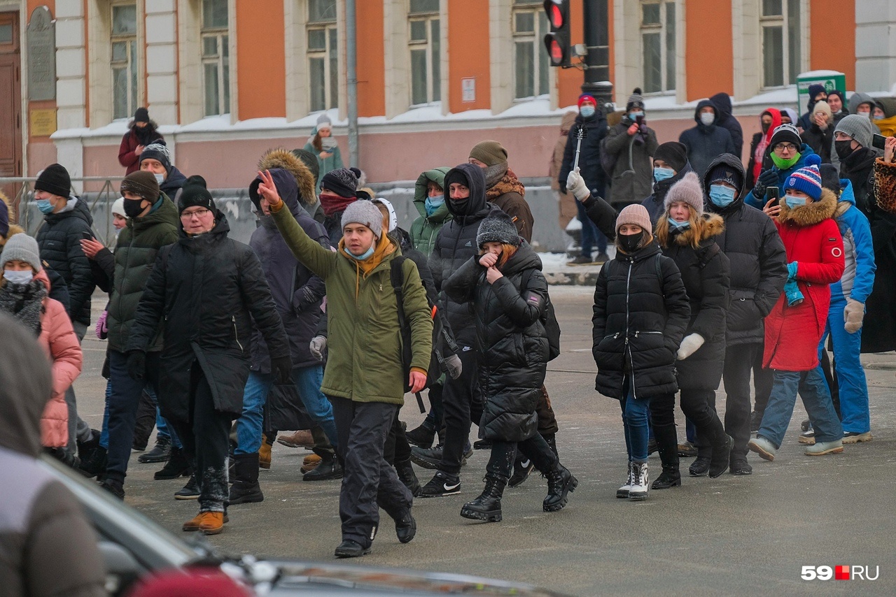 В шествии участвовало много молодых людей В шествии участвовало много молодых людей