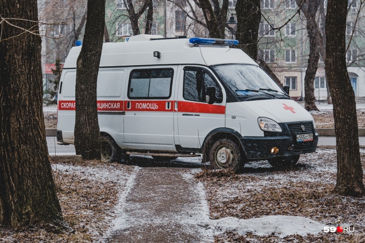 Скорая увезла пострадавшего в больницу, но травмы оказались слишком тяжелыми, и рабочий скончался Скорая увезла пострадавшего в больницу, но травмы оказались слишком тяжелыми, и рабочий скончался