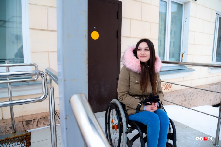 Есения живет в общежитии, в ее комнату на первом этаже сделали отдельный вход с пандусом. В погоду, когда на улице снежная каша, девушка не рискует выбираться на прогулки Есения живет в общежитии, в ее комнату на первом этаже сделали отдельный вход с пандусом. В погоду, когда на улице снежная каша, девушка не рискует выбираться на прогулки