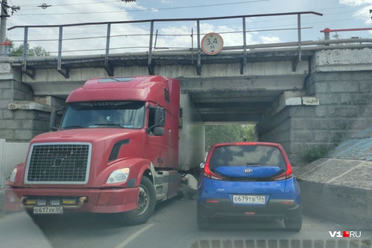 Волгоградский «мост глупости» поймал очередную жертву