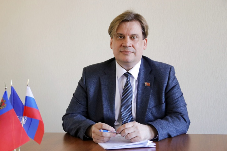 Ранее он возглавлял комитет по вопросам государственного устройства, местного самоуправления и правоохранительной деятельности Ранее он возглавлял комитет по вопросам государственного устройства, местного самоуправления и правоохранительной деятельности