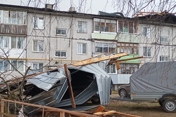Крыша дома приземлилась прямо на машину Крыша дома приземлилась прямо на машину