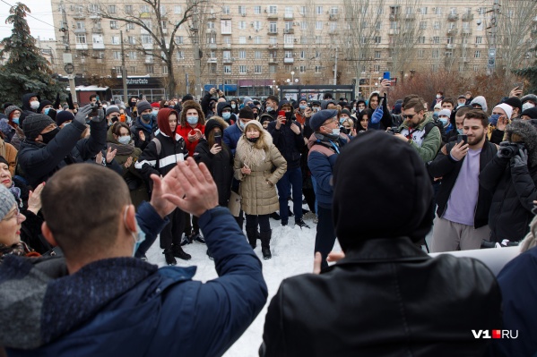 Волгоградцы встретились в огороженном заборами сквере Волгоградцы встретились в огороженном заборами сквере 