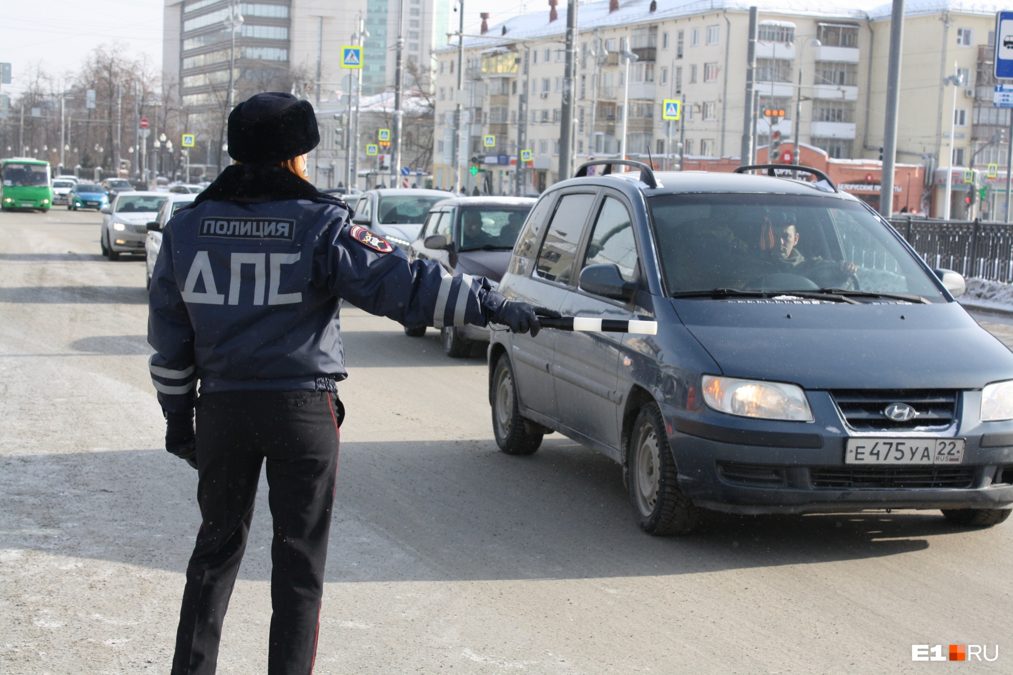 В Екатеринбурге девушки-автоинспекторы подарили водителям автомобильные гаджеты