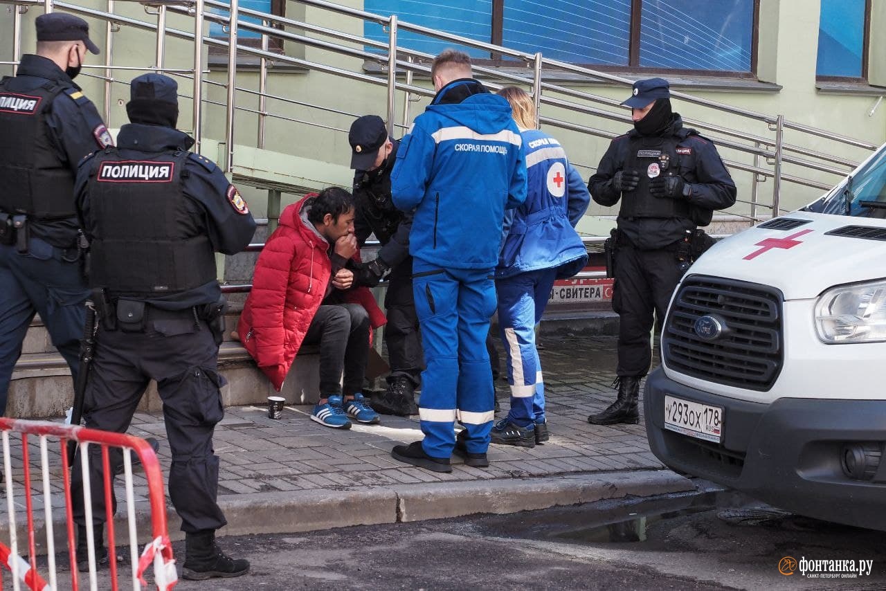 Миграционная полиция. Рейд в Петербурге. Сотрудник полиции. Полиция Санкт-Петербурга. Мигранты в Санкт-Петербурге.