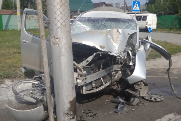 Автомобиль оказался на тротуаре Автомобиль оказался на тротуаре