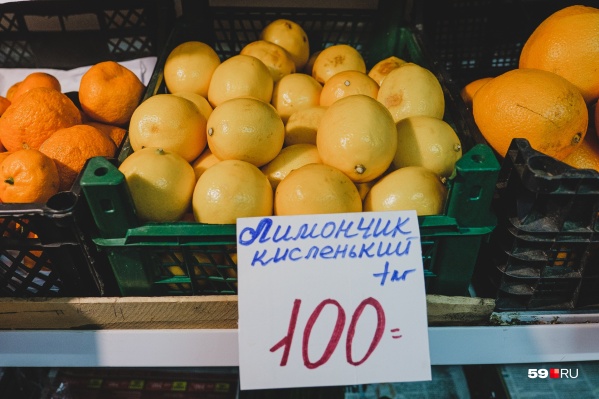Весной 2020-го цены на лимоны подскочили в три-пять раз, но потом вернулись к привычным значениям — около ста рублей за килограмм Весной 2020-го цены на лимоны подскочили в три-пять раз, но потом вернулись к привычным значениям — около ста рублей за килограмм 