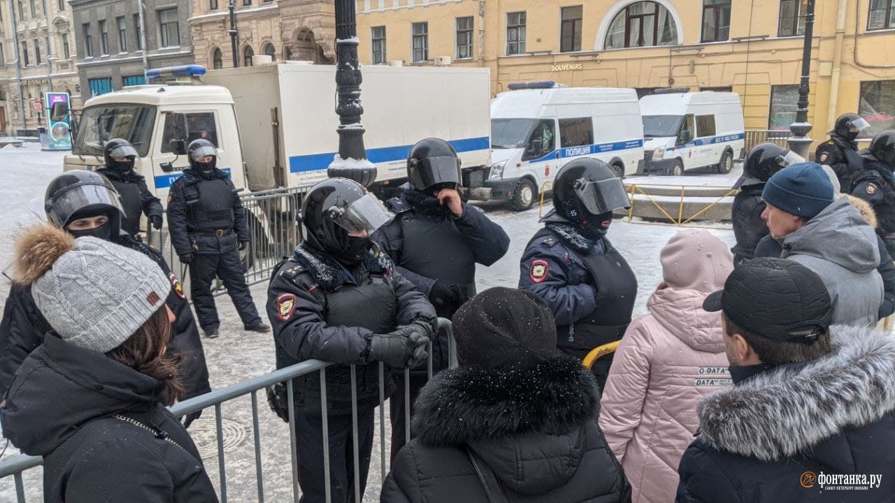 Перекрыли проспект. Митинги в Петербурге февраль 2021. Митинг в Петербурге в июне 2021. Питер в оцеплении.