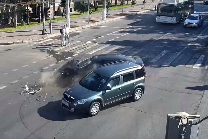Столкновение произошло на пересечении улицы и проспекта Ленина Столкновение произошло на пересечении улицы и проспекта Ленина
