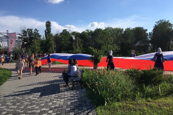 Полотно заказали специально к празднику Полотно заказали специально к празднику