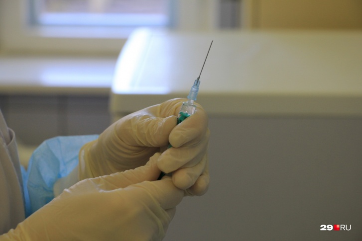 Вакцинация проводится в два этапа: компоненты вводят с промежутком в три недели<br>