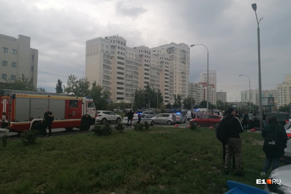 К зданию приехали пожарные и полиция К зданию приехали пожарные и полиция