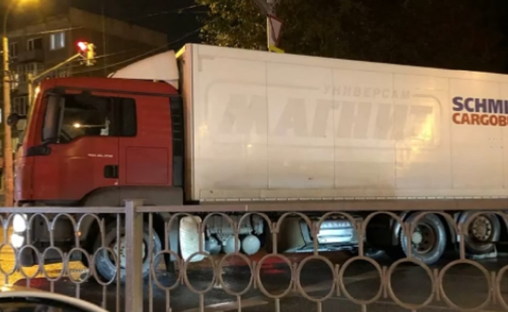 В Екатеринбурге грузовик без водителя выехал на перекресток