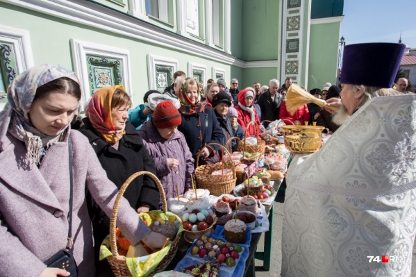 На Пасху челябинцы всегда несут в храмы крашеные яйца и куличи На Пасху челябинцы всегда несут в храмы крашеные яйца и куличи