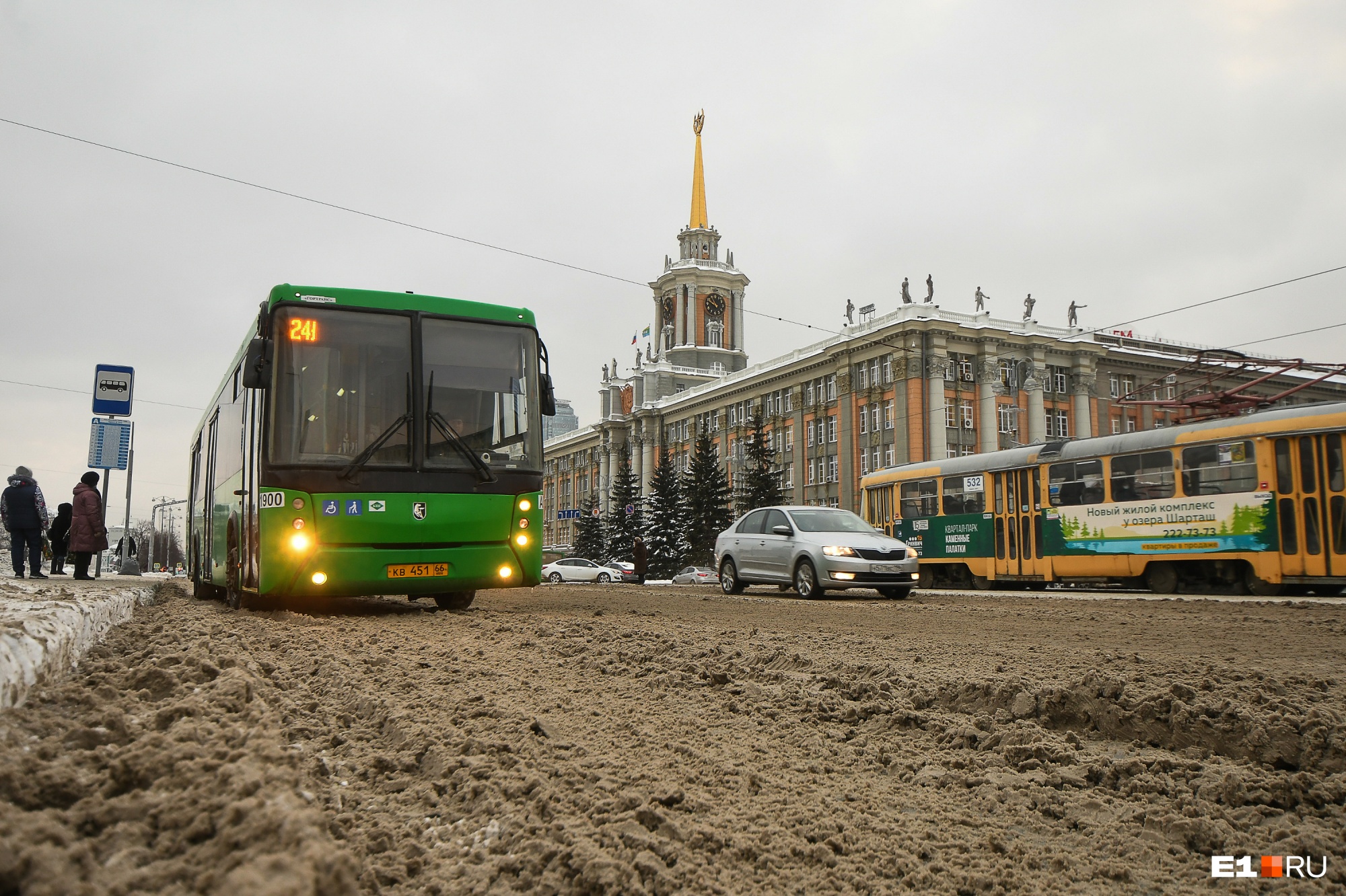 Екатеринбург увяз в снежной каше: фоторепортаж с грязных улиц города